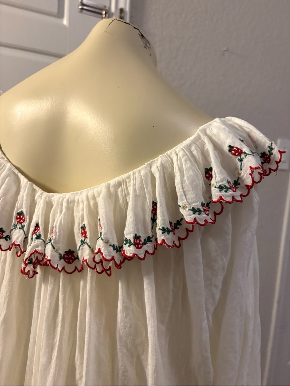 Doen Chateau Strawberry Embroidered Nightgown Size Small Very Rare - Picture 9 of 16